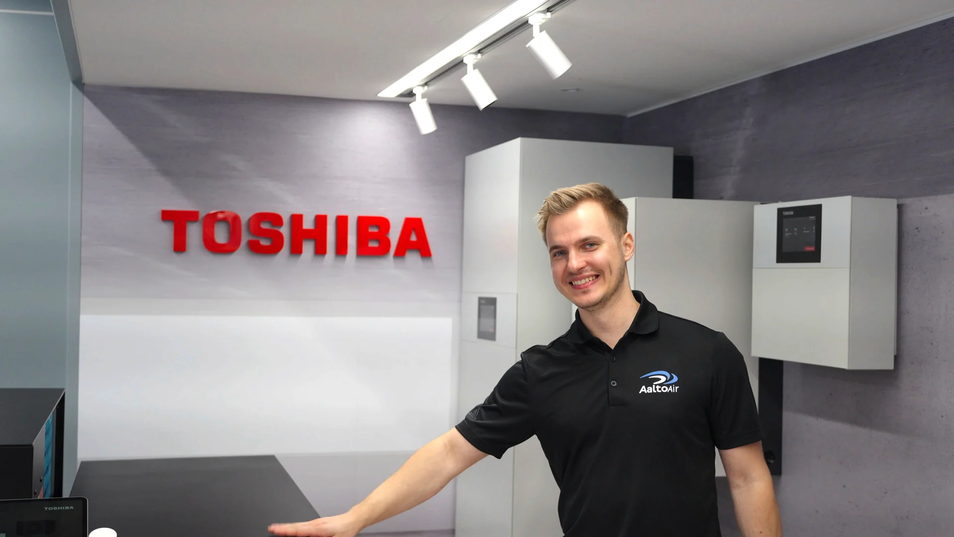AaltoAirin Miika Björkbacka Toshiban esittelytilassa