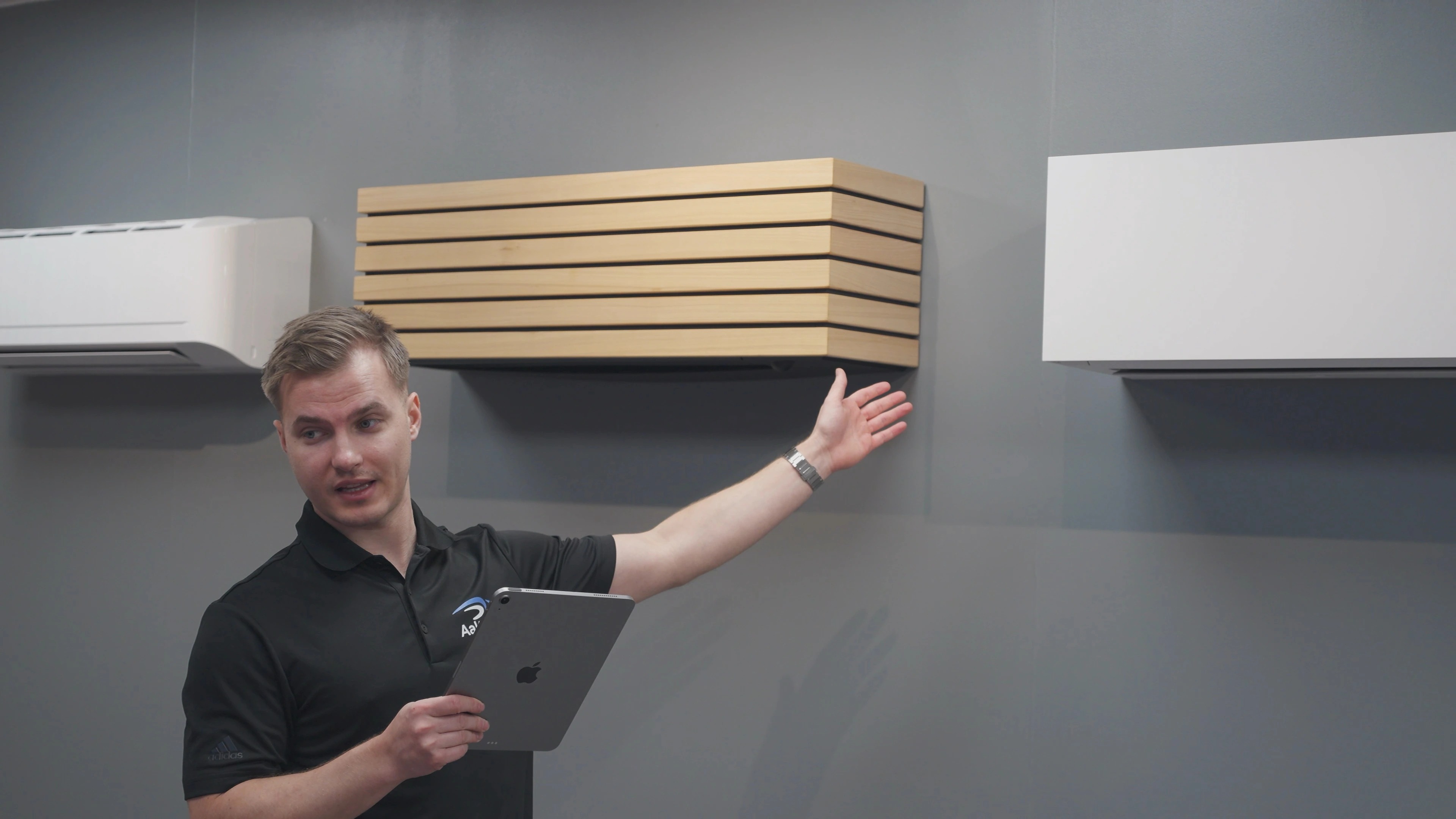 AaltoAirin Miika Björkbacka esittelee Toshiba Arctic Wood -ilmalämpöpumppua Toshiban esittelytilassa