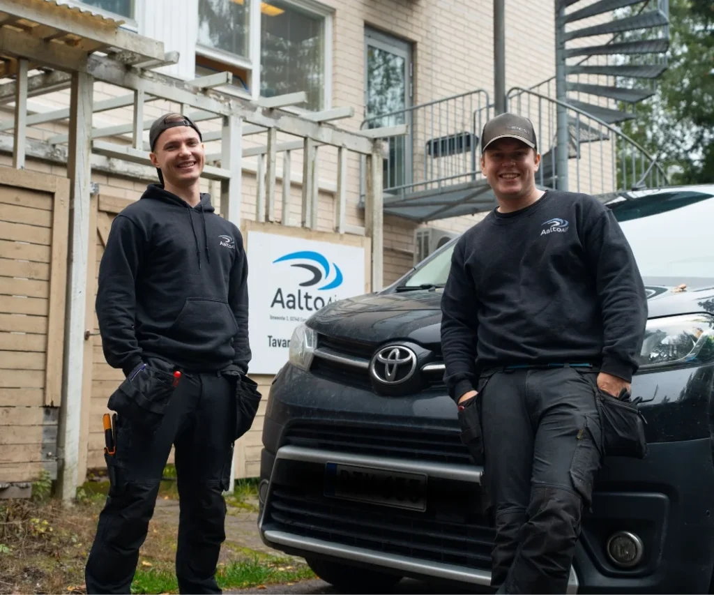 AaltoAirin huoltotiimi ja huoltoauto – luotettava kumppani ilmalämpöpumpun huoltoon